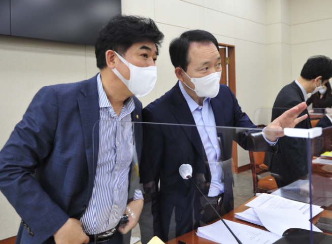 ▲2일 오전 서울 여의도 국회에서 열린 정무위원회 법안심사제2소위원회에서 국민의힘 소속인 성일종 소위원장(오른쪽)과 김병욱 정무위 더불어민주당 간사가 대화하고 있다.  (연합뉴스)