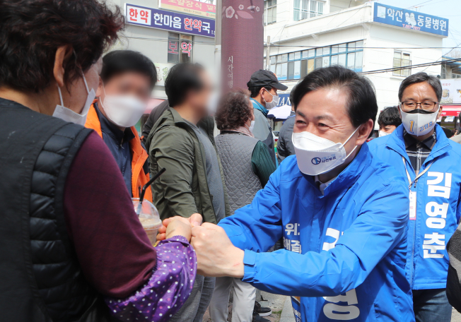 ▲4·7 부산시장 보궐선거 더불어민주당 김영춘 후보가 2일 오후 부산 동래구 동래시장에서 시민들과 인사하고 있다. (연합뉴스)