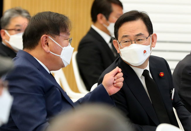 ▲더불어민주당 김태년 대표직무대행과 국민의힘 주호영 원내대표가 3일 오전 제주 4·3 평화교육센터에서 열린 제73주년 제주 4·3 희생자 추념식에서 대화하고 있다.  (연합뉴스)