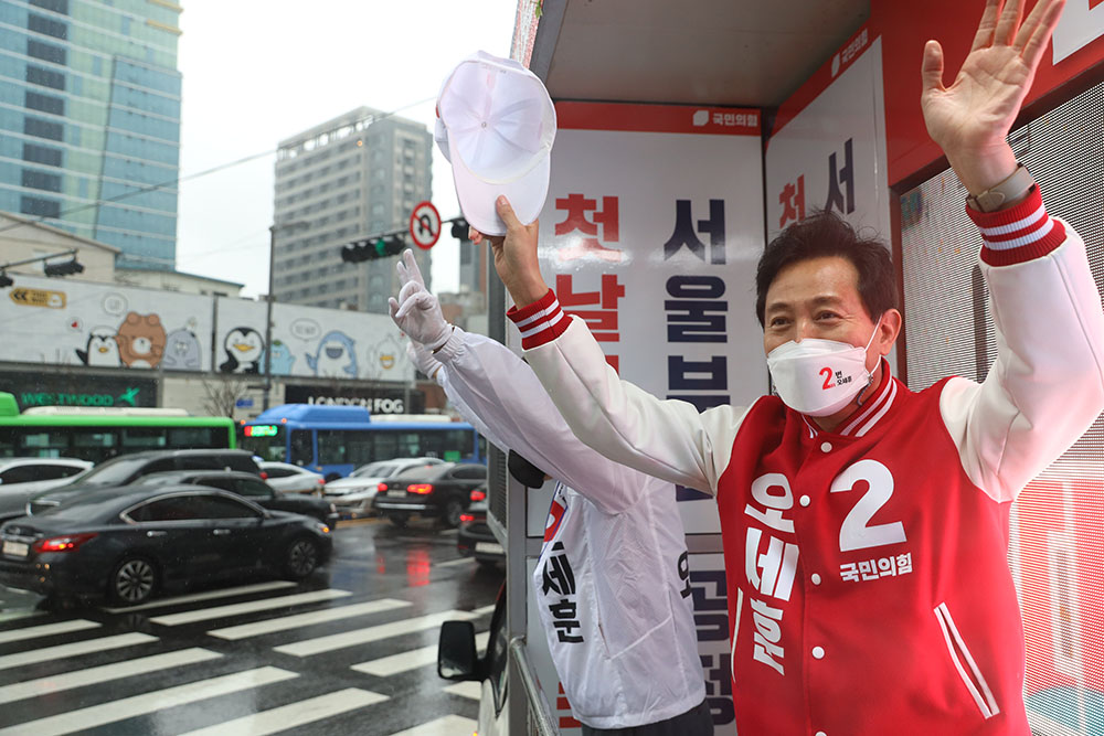 ▲오세훈 국민의힘 서울시장 후보가 사전투표 마지막날인 3일 금천구에서 차량 이동유세를 벌이고 있다. (사진제공=국민의힘)