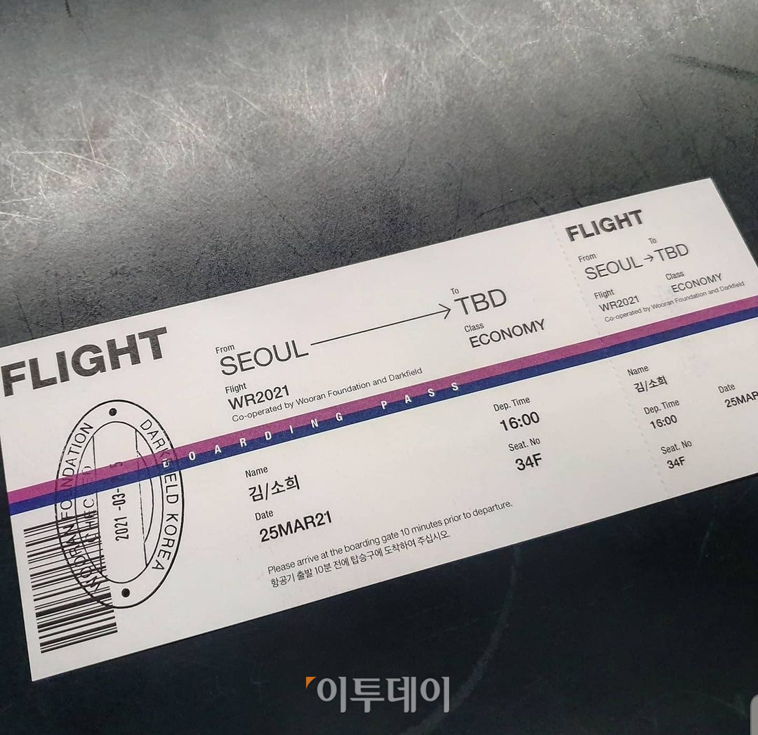 ▲오프라인 체험극 '플라이트' 티켓은 비행기 탑승권처럼 생겼다. 본 공연에선 여권 형태로 생긴 티켓도 받을 수 있다. (김소희 기자 ksh@)