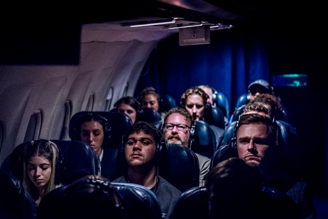 ▲'플라이트'를 경험하는 관객들은 모두 헤드폰을 착용한다. (우란문화재단)