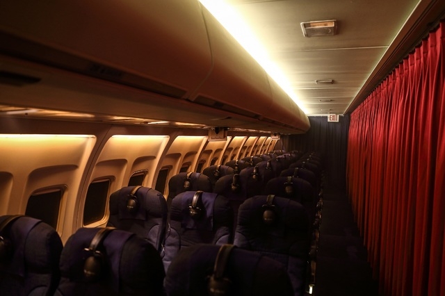 ▲비행 체험이 진행되는 '무대'는 이코노미 객실을 재현했다. (우란문화재단)