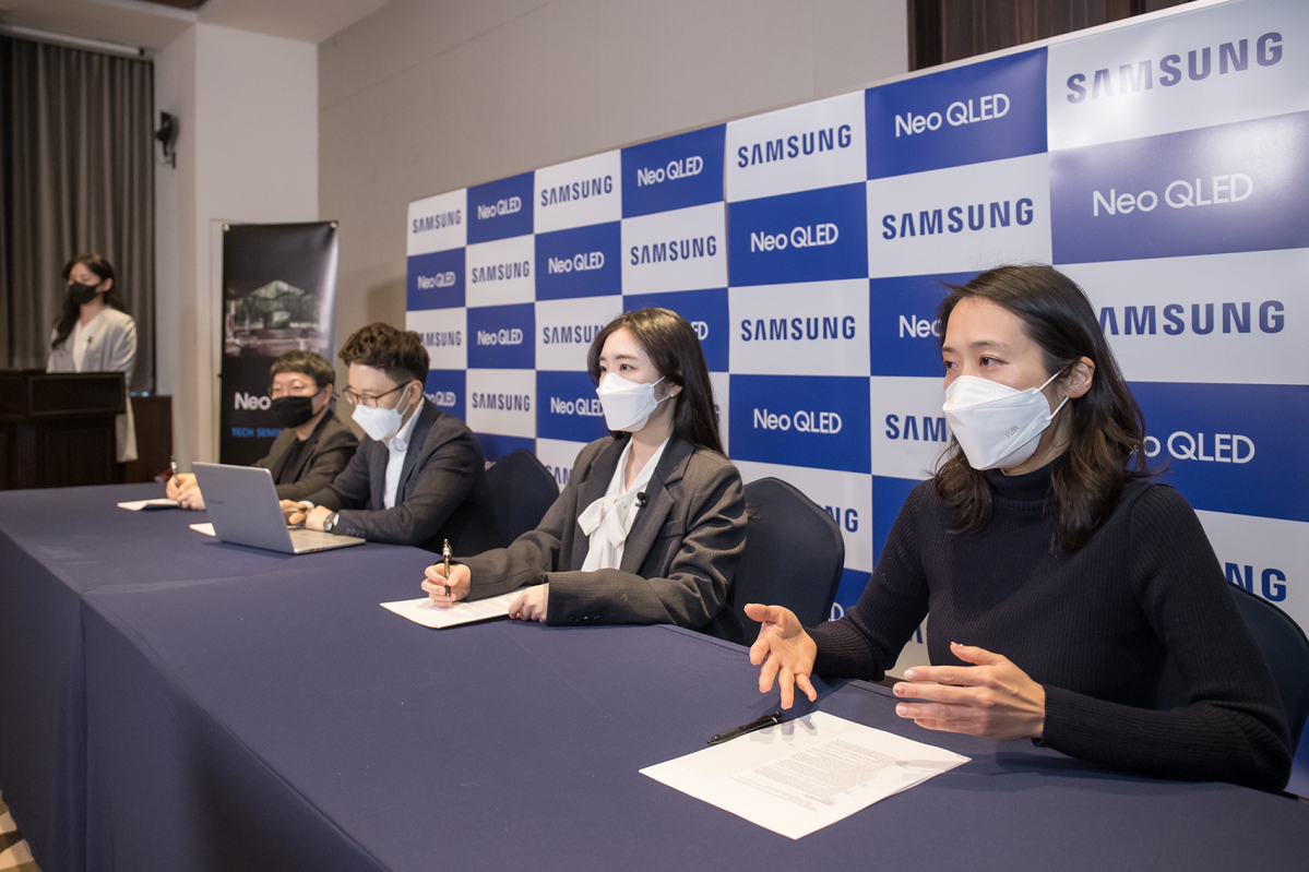 ▲삼성전자가 2021년 삼성 TV의 신기술을 소개하는 온라인 '테크 세미나'를 개최한다. 31일 수원 라마다 호텔에서 열린 '테크 세미나'에서 삼성전자 영상디스플레이사업부 개발팀 실무 담당 직원들이 질의 응답에 답변하고 있다. (사진제공=삼성전자)