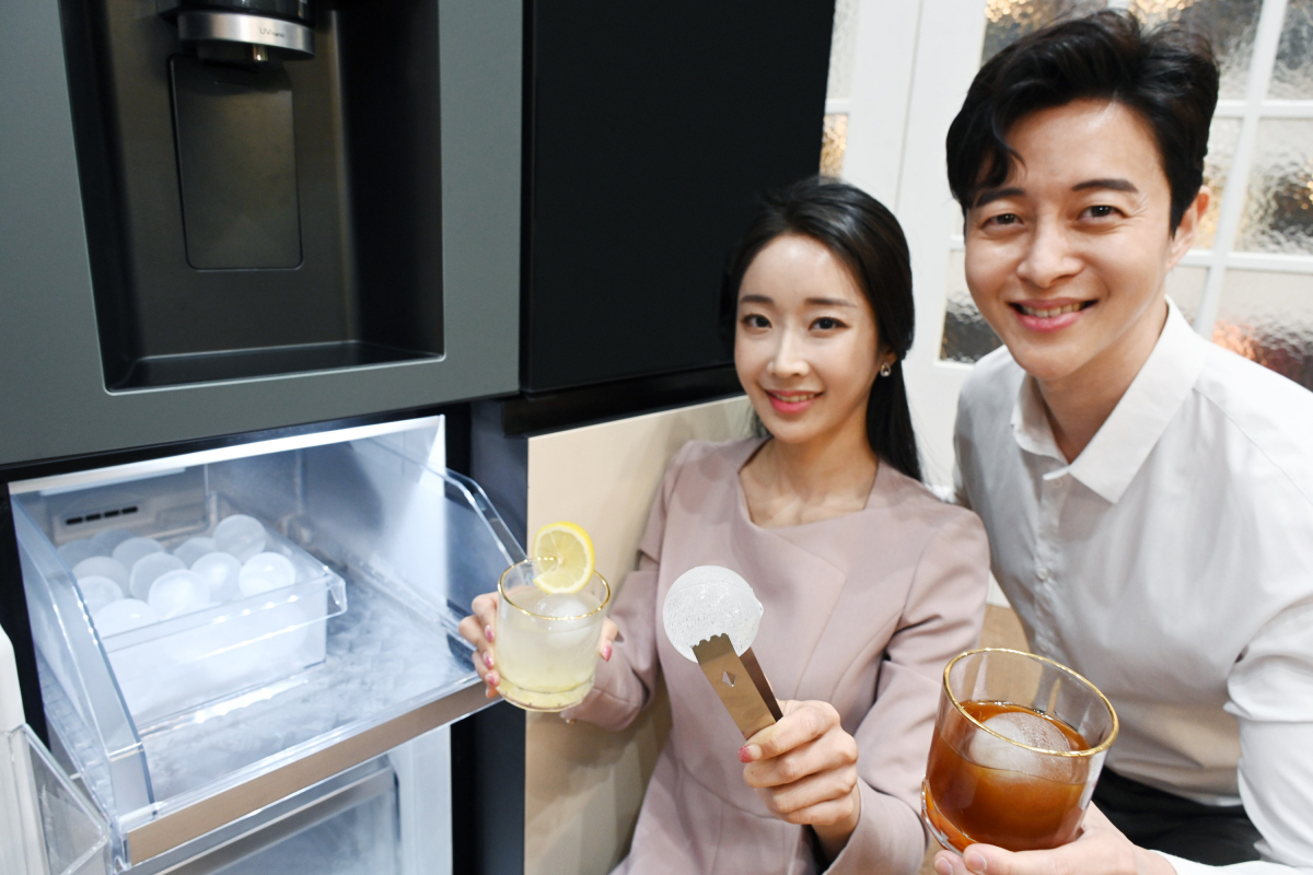 ▲LG전자가 구형(球形) 얼음을 만드는 신기능을 탑재한 LG 오브제컬렉션 얼음정수기냉장고를 5일 출시한다. 모델이 칵테일, 위스키, 레모네이드, 아이스커피 등 시원한 음료를 집에서도 제대로 즐길 수 있게 해주며 음료의 풍미를 더해주는 구형 얼음인 크래프트 아이스(Craft Ice)를 소개하고 있다. (사진제공=LG전자)