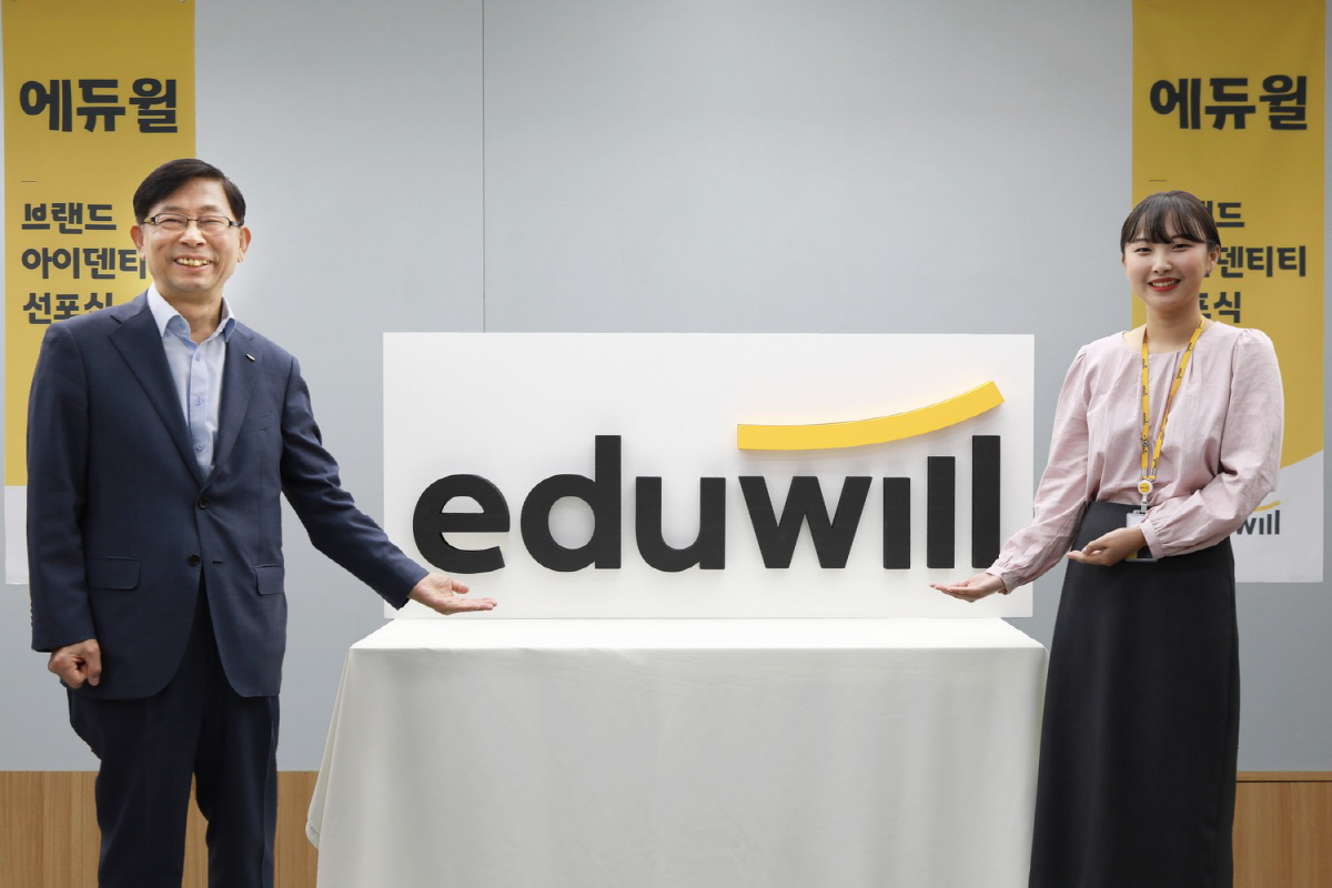 ▲에듀윌 브랜드 아이덴티티 선포식에서 박명규 에듀윌 대표(왼쪽)가 직원 대표와 함께 기념 촬영을 하고 있다.
 (사진제공=에듀윌)