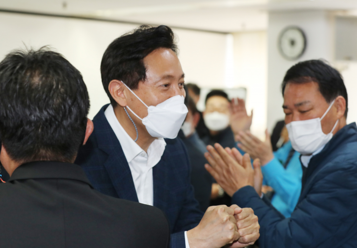 ▲오세훈 국민의힘 서울시장 후보가 휴일인 4일 오전 서울 송파구 교통회관 내 서울시 개인택시 운송사업조합을 방문, 간담회에 앞서 인사하고 있다. (연합뉴스)