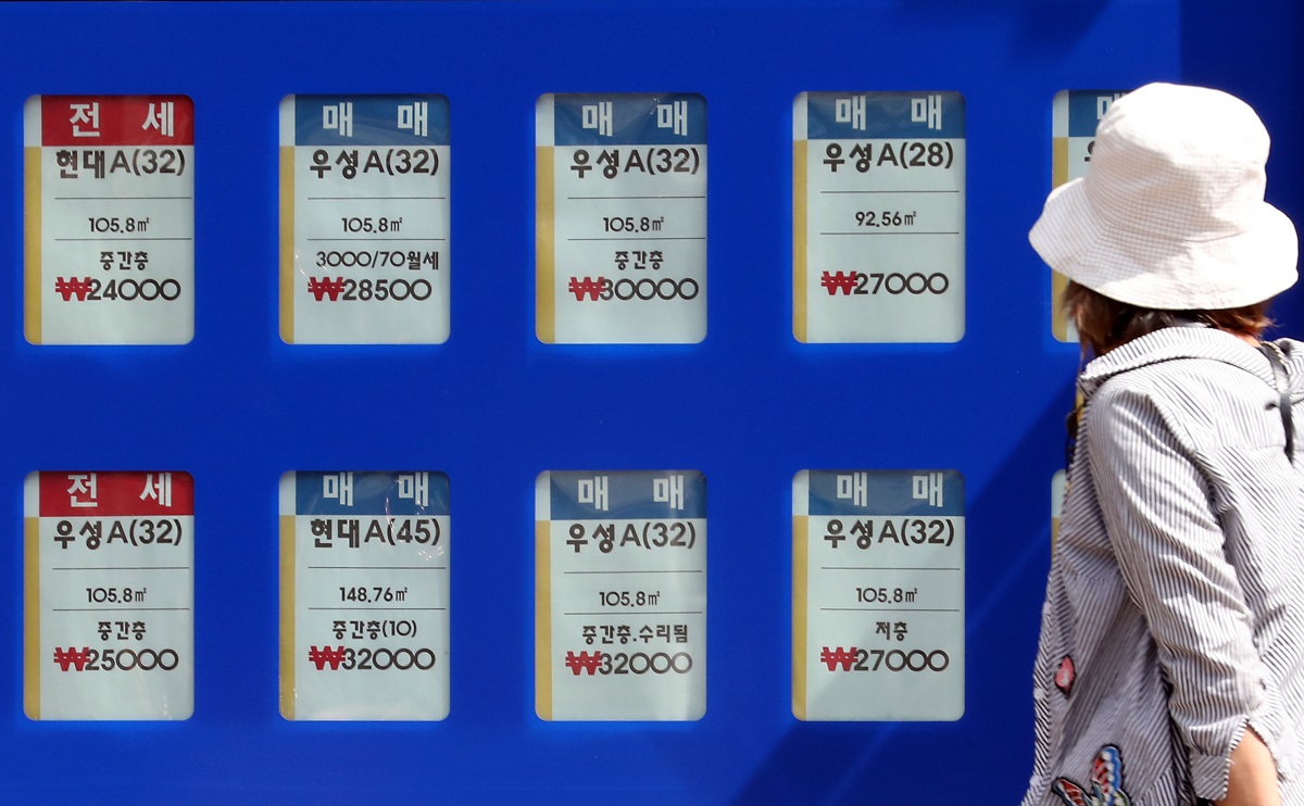 ▲서울 집값은 주춤한 상태이지만 인천은 상승세가 가파르다. 한 시민이 인천 남동구 한 부동산중개업소 벽에 붙어 있는 매물 시세표를 들여다보고 있다.  (뉴시스)