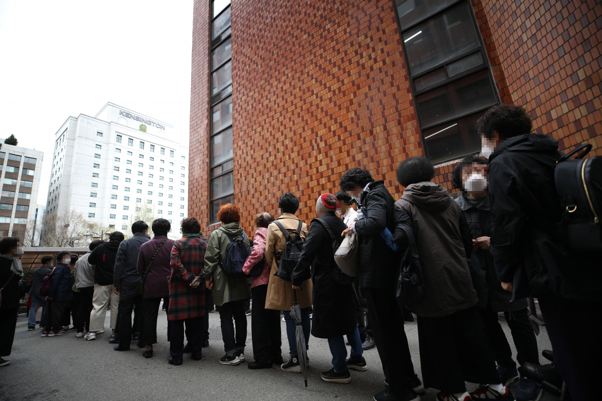 ▲'코로나19' 사태 이후 두 번째 부활절인 4일 오전 서울 여의도 순복음교회 앞에서 신자들이 부활절 예배를 위해 입장하고 있다.  (연합뉴스)