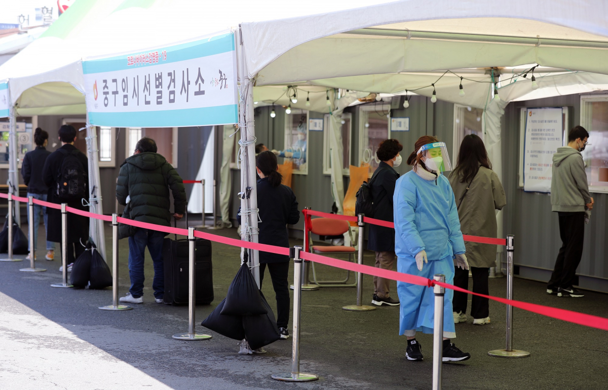 ▲5일째 코로나19 신규 확진자가 500명대로 집계된 4일 서울 중구 서울역 광장 코로나19 중구 임시선별검사소에서 시민들이 검사를 기다리고 있다. (뉴시스)