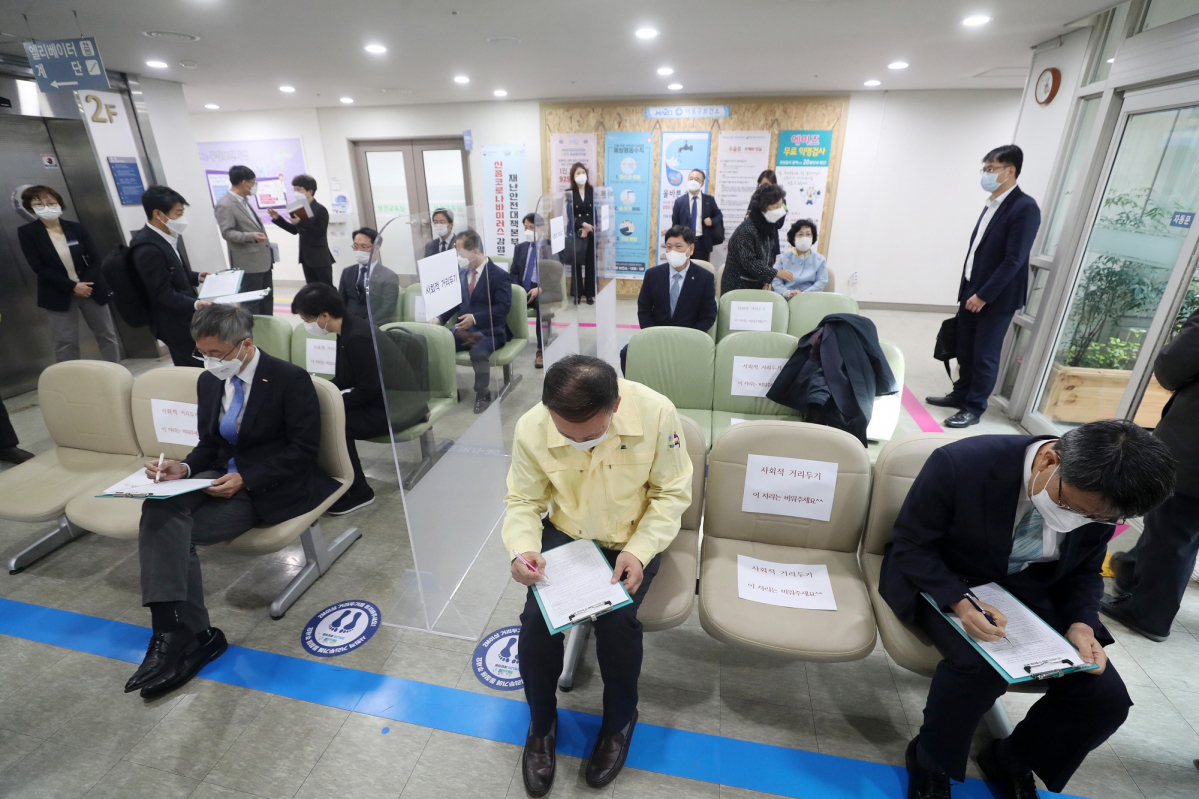 ▲보건의료단체장들이 2일 오전 서울 마포구보건소에서 아스트라제네카 코로나19 백신 접종을 앞두고 예진표를 작성하고 있다.(공동취재사진) (뉴시스)