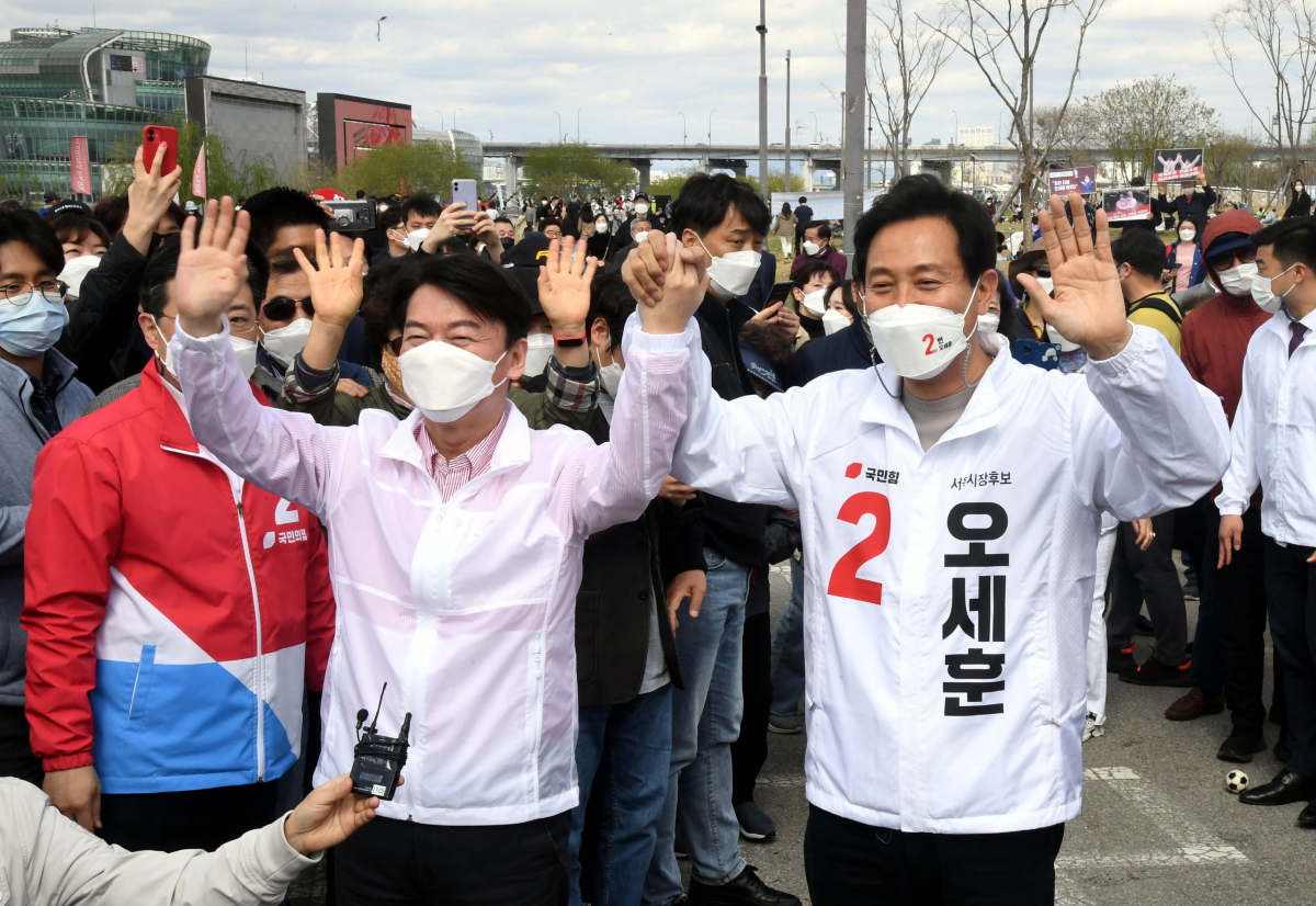 ▲국민의힘 오세훈 서울시장후보가 국민의당 안철수 대표와 함께 4일 서울 서초구 반포 세빛섬에서 열린 한강변 시민과 함께 걷기 행사에 앞서 포즈를 취하고있다. (국회사진기자단)