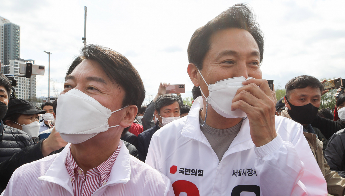 ▲오세훈 국민의힘 서울시장 후보와 안철수 공동선거대책위원장이 4일 오후 세빛섬 한강변 시민과 함께 걷기 행사가 열린 서울 서초구 세빛섬 앞에서 이동하고 있다. (국회사진기자단)