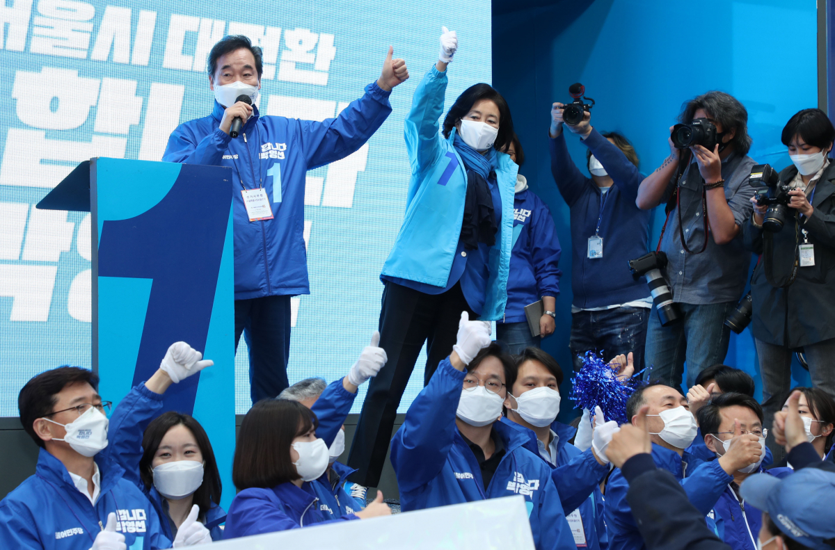 ▲박영선 더불어민주당 서울시장 후보와 이낙연 공동 상임선대위원장이 4일 오후 노원구 노원역에서 집중유세를 하며 지지를 호소하고 있다. (국회사진기자단)