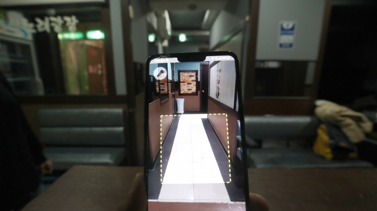 ▲5일부터 유흥주점·단란주점·감성주점·헌팅포차 등 유흥시설에서 QR코드 전자출입명부 작성이 의무화된다. 사진은 서울 시내 한 노래주점에서 코로나19 방역 QR체크인 어플을 설치한 모습. (뉴시스)