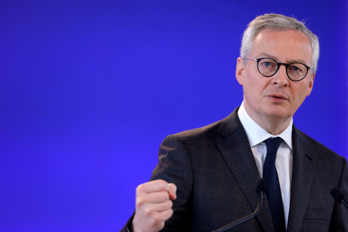 ▲브뤼노 르메르 프랑스 재정경제부 장관이 2월 15일(현지시간) 파리에서 경제 대책 화상회의를 진행하고 있다. 파리/로이터연합뉴스
