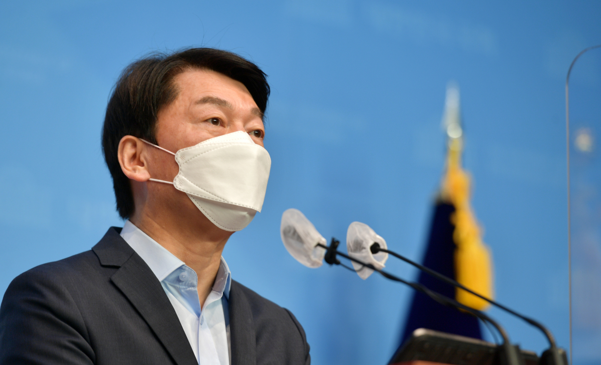 ▲안철수 국민의당 대표가 5일 오전 서울 여의도 국회 소통관에서 열린 4·7 재·보궐 선거 관련 기자회견에서 "야권 대통합, 정권교체 약속 지키겠다"고 밝히고 있다. (연합뉴스)