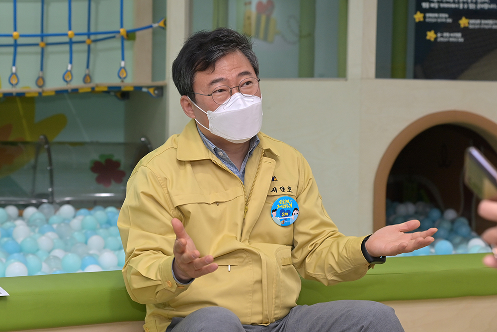 ▲서양호 구청장은 1일 중구 신당누리센터 하티붕붕에서  "미세먼지 등으로 불안한 아이들이 사계절 안전하고 쾌적하게 뛰어 놀 수 있는 놀이공간을 만들었다"고 말했다.  (사진제공=중구)