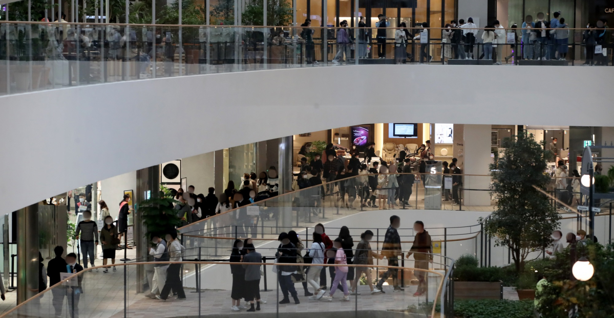 ▲4일 오후 정기세일에 들어간 서울시내 한 백화점에서 내방객들이 쇼핑을 하고 있다. (뉴시스)