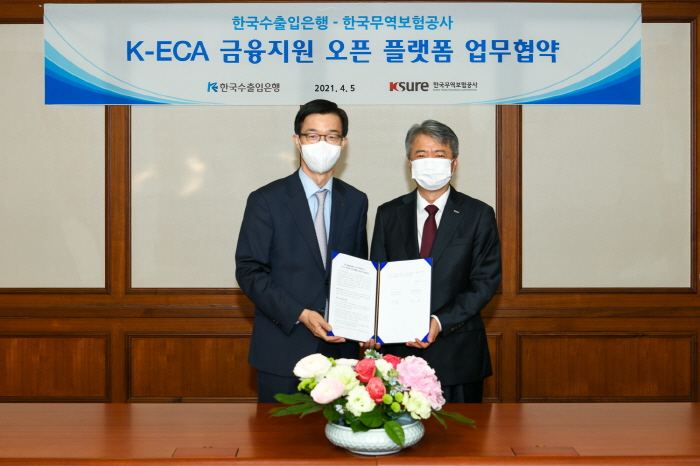 ▲이인호 한국무역보험공사 사장(오른쪽)과 방문규 한국수출입은행장이 5일 서울 여의도 소재 수출입은행 본점에서 업무협약서에 서명 후 기념촬영을 하고 있다. (사진제공=한국무역보험공사)