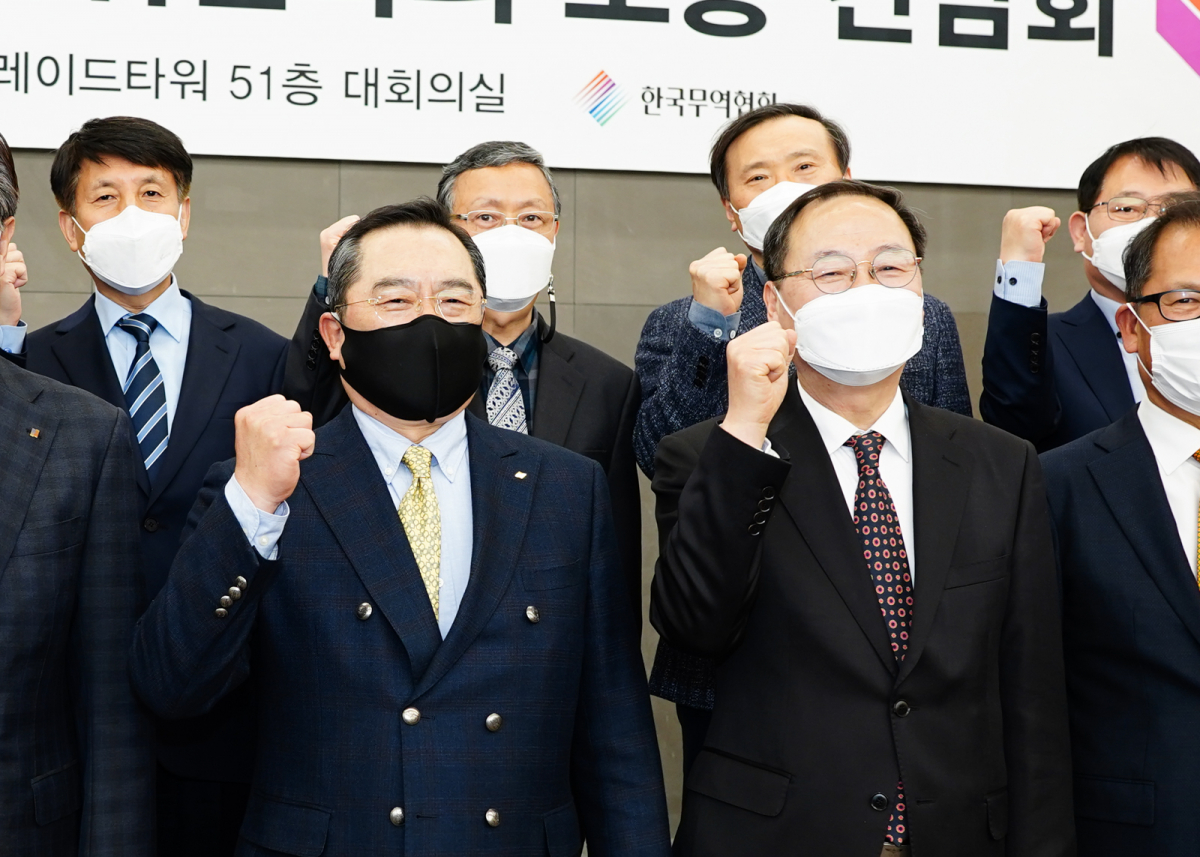 ▲구자열(왼쪽) 한국무역협회장이 5일 트레이드타워에서 무역현장 자문위원들과 소통 간담회를 가졌다. 이날 구 회장은 1992년 LG상사 도쿄지사 근무 당시 함께 일했던 이석희(오른쪽) 자문위원과 28년 만에 재회했다.  (사진제공=무역협회)