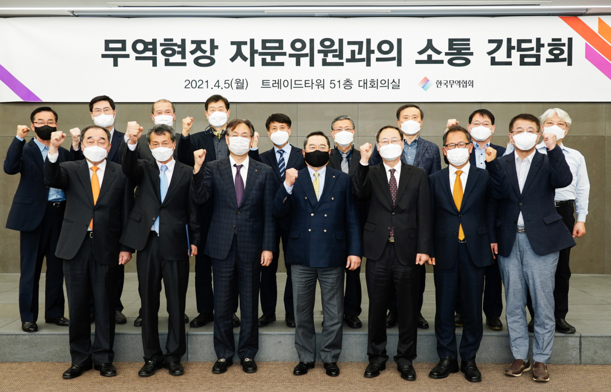 ▲구자열 한국무역협회장이 5일 트레이드타워에서 무역현장 자문위원들과 소통 간담회를 가졌다. 아랫줄 왼쪽 세번째부터 무역협회 이관섭 부회장, 무역협회 구자열 회장, 이석희 자문위원.  (사진제공=무역협회)