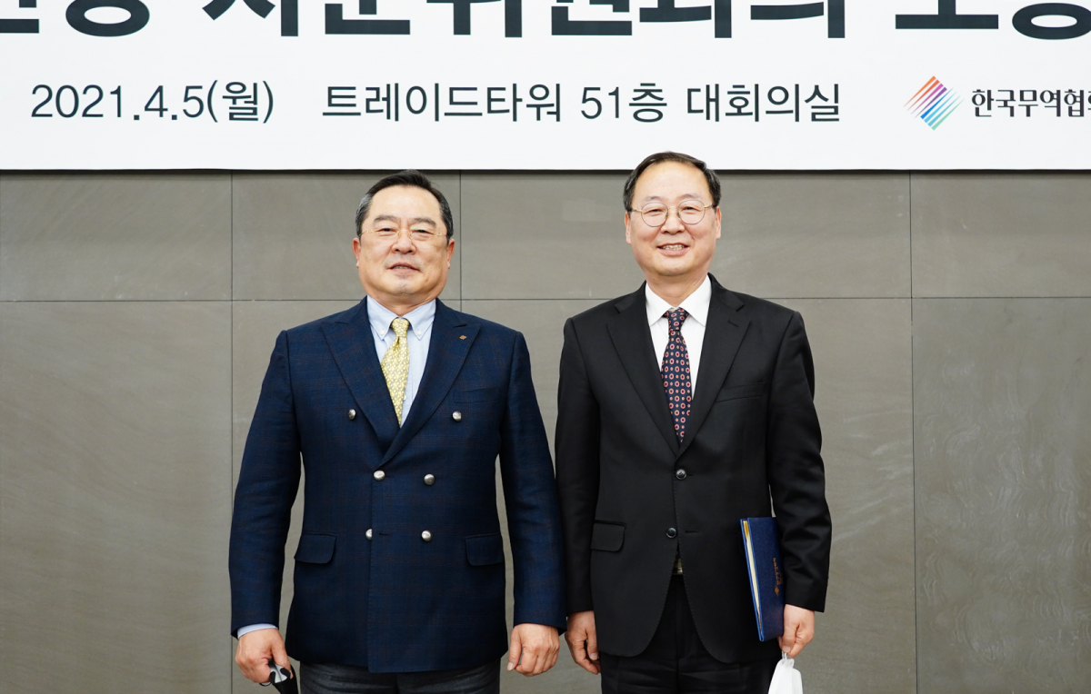 ▲구자열(왼쪽) 한국무역협회장이 5일 트레이드타워에서 무역현장 자문위원들과 소통 간담회를 가졌다. 이날 구 회장은 1992년 LG상사 도쿄지사 근무 당시 함께 일했던 이석희(오른쪽) 자문위원과 28년 만에 재회했다.  (사진제공=무역협회)