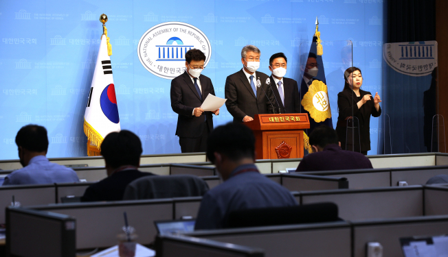 ▲더불어민주당 박광온 사무총장(왼쪽부터), 김회재 의원, 최인호 수석대변인이 5일 오후 서울 여의도 국회 소통관에서 국민의힘 오세훈 서울시장 후보 허위사실공표죄 추가고발 기자회견을 하고 있다.   (연합뉴스)