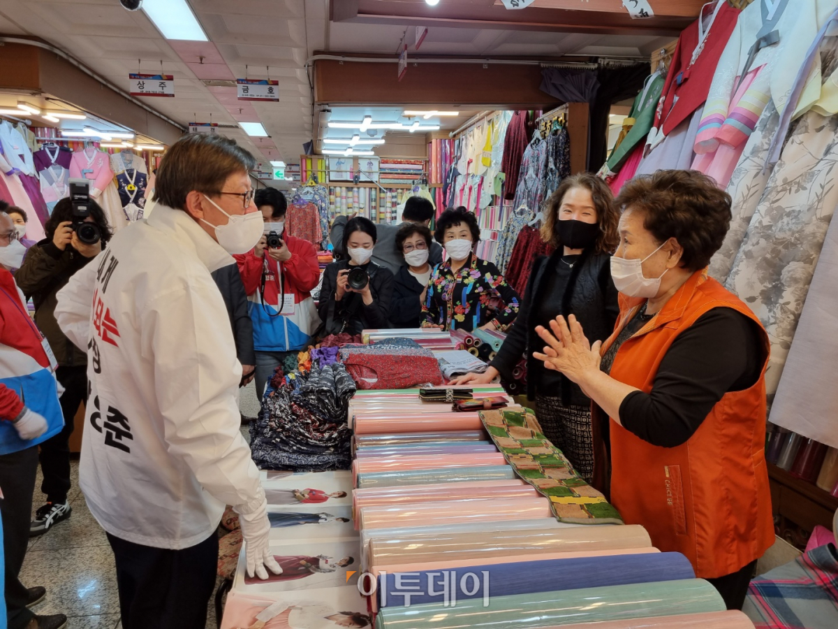 ▲박형준 국민의힘 부산시장 후보가 5일 오후 부산 진시장을 방문해 상인과 이야기를 나누고 있다. (부산=박준상 기자 jooooon@)