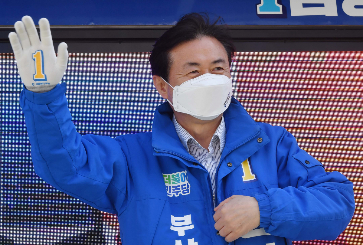 ▲김영춘 더불어민주당 부산시장 후보가 5일 오후 부산 중구 자갈치공영주차장 앞에 세워진 차량 위에서 유세를 펼치고 있다. (뉴시스)