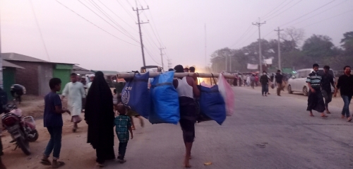 ▲지난달 22일(현지시간) 방글라데시 로힝야 난민들이 캠프를 떠나고 있다. EPA연합뉴스
