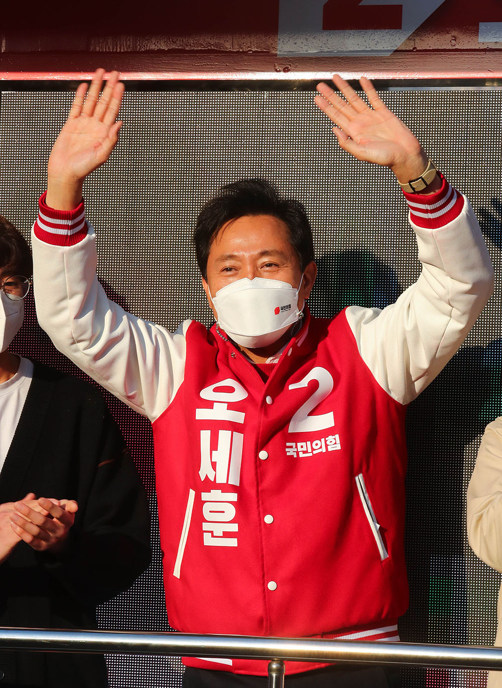 ▲오세훈 국민의힘 서울시장 후보가 5일 서울 동작구 장승배기역 앞에서 유세를 하며 지지를 호소하고 있다. (국회사진취재단)