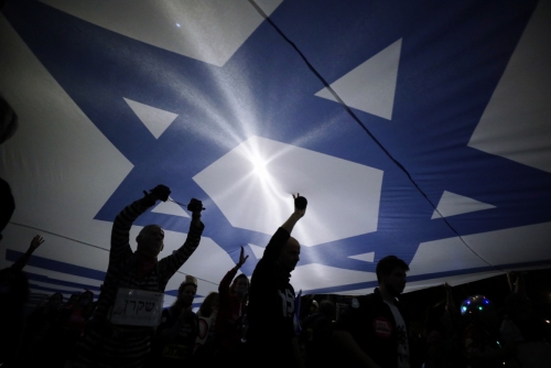 ▲지난달 30일(현지시간) 사람들이 이스라엘 국기를 들고 있다. 예루살렘/AP연합뉴스
