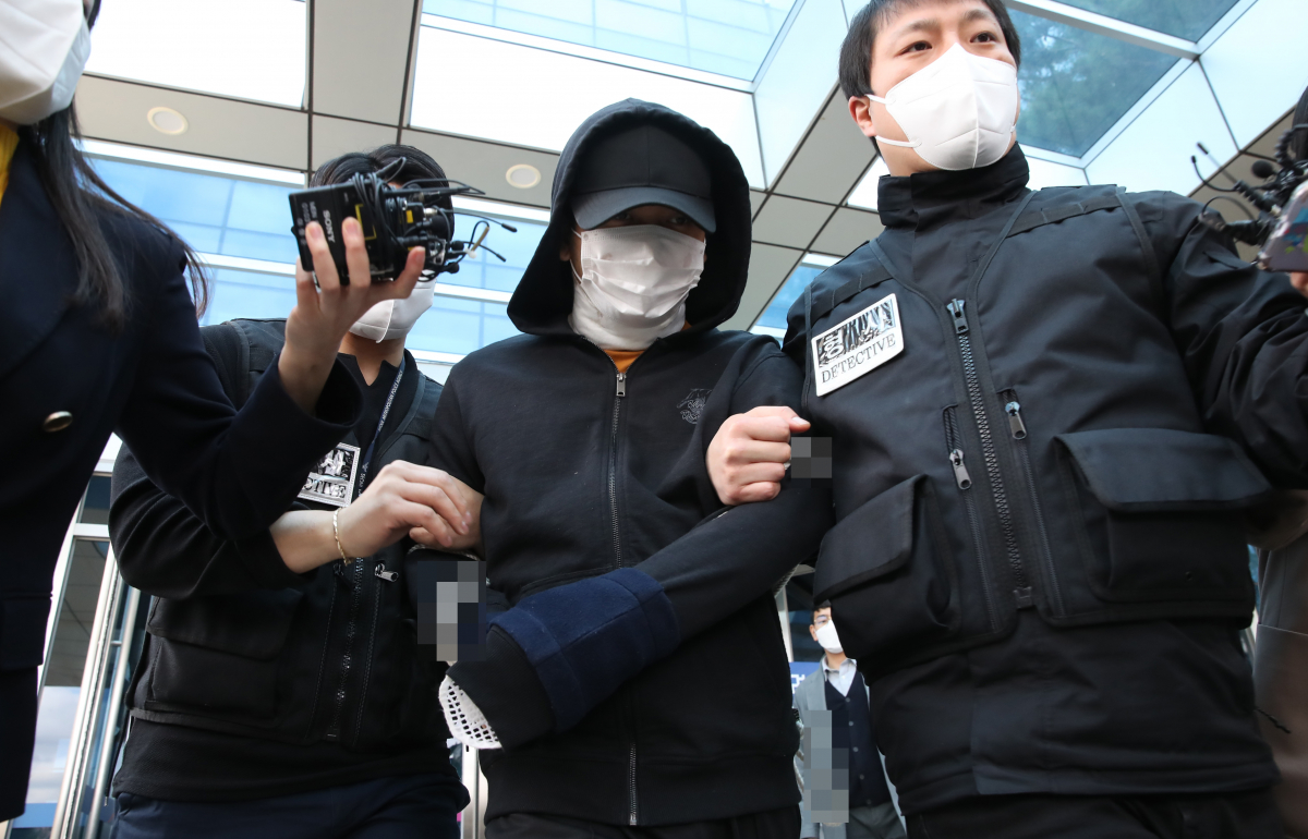 ▲노원 세 모녀 살인사건 피의자 김태현(24)이 4일 오후 서울 도봉구 서울북부지방법원에서 영장실질심사를 마친 뒤 호송차량으로 향하고 있다. (뉴시스)