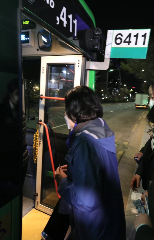 ▲박영선 더불어민주당 서울시장 후보가 6일 새벽 6411번 버스에 탑승하고 있다. (박영선 후보 캠프)
