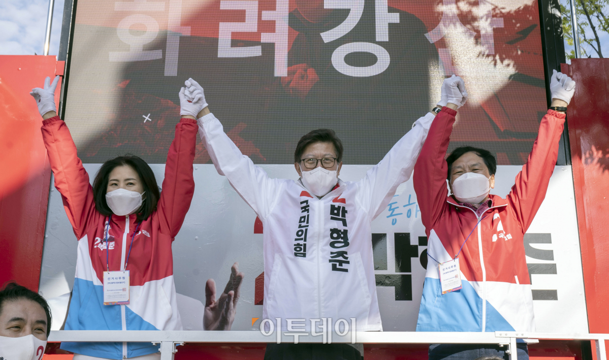 ▲4.7 부산시장 보궐선거를 하루 앞둔 6일 박형준 국민의힘 후보가 1박 2일간 부산 전역을 훑는 총력 유세를 펼치고 있다. (제공=박형준 선거캠프)