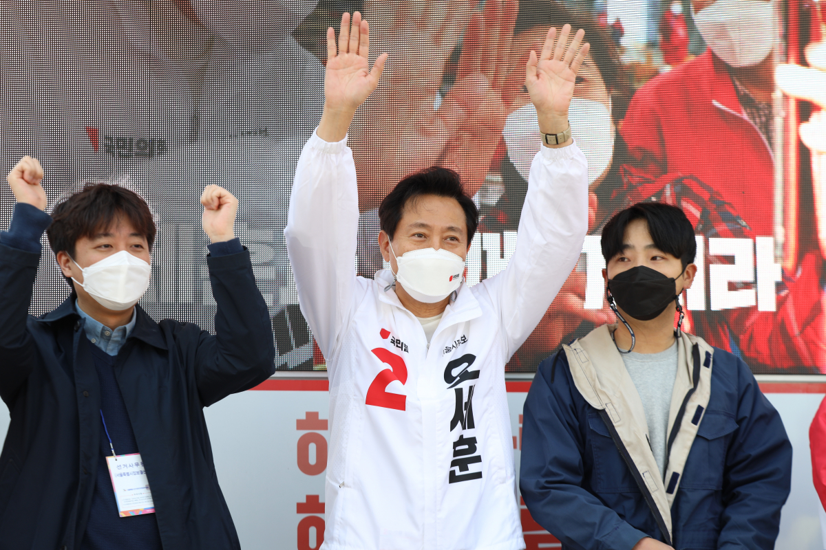 ▲국민의힘 오세훈 서울시장 후보가 6일 노원을 찾아 시민에게 손을 흔들고 있다. (사진제공=국민의힘 오세훈 서울시장 후보 캠프)