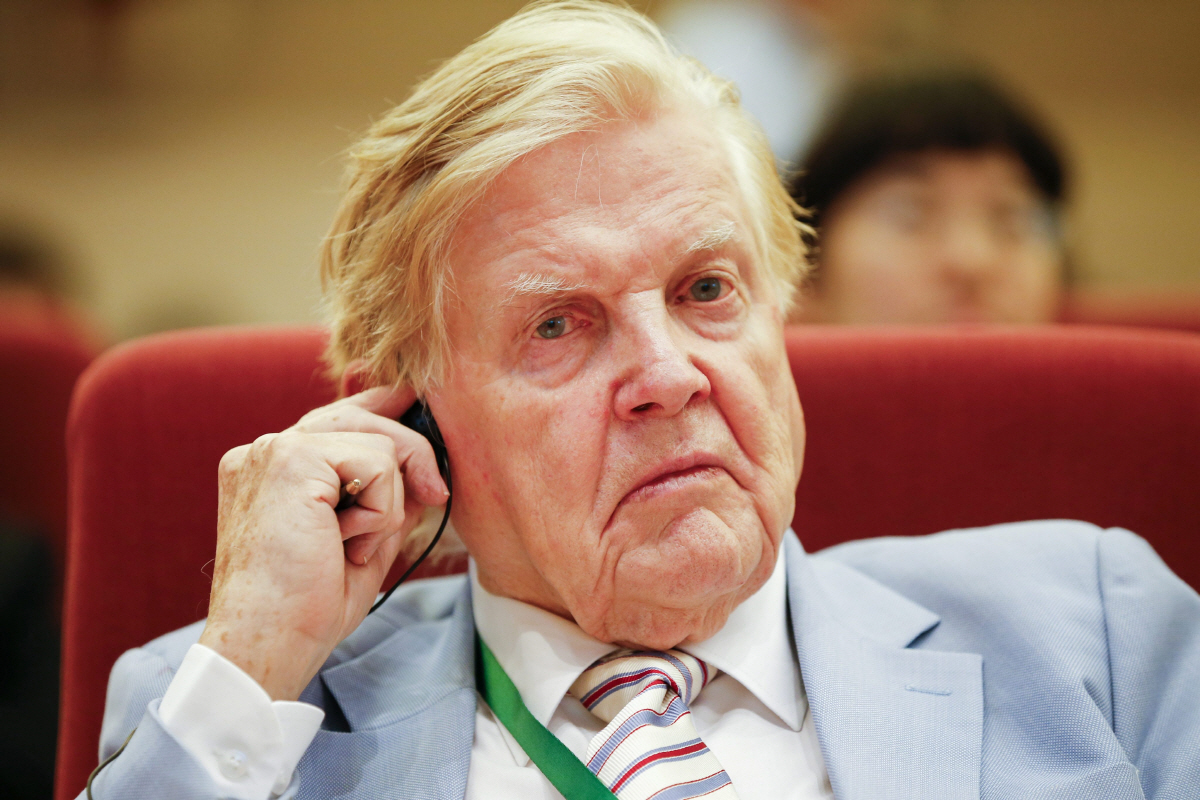 ▲경제학자 로버트 먼델이 2013년 9월 10일 중국 베이징에서 열린 노벨상 수상자 베이징 포럼에서 귀를 만지작거리고 있다. 베이징/EPA연합뉴스