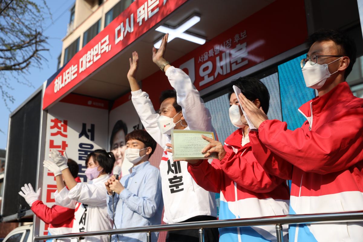 ▲국민의힘 오세훈 서울시장 후보가 6일 서울 은평구 불과천을 찾아 시민들에게 손을 흔들고 있다. (사진제공=국민의힘 오세훈 서울시장 후보 캠프)