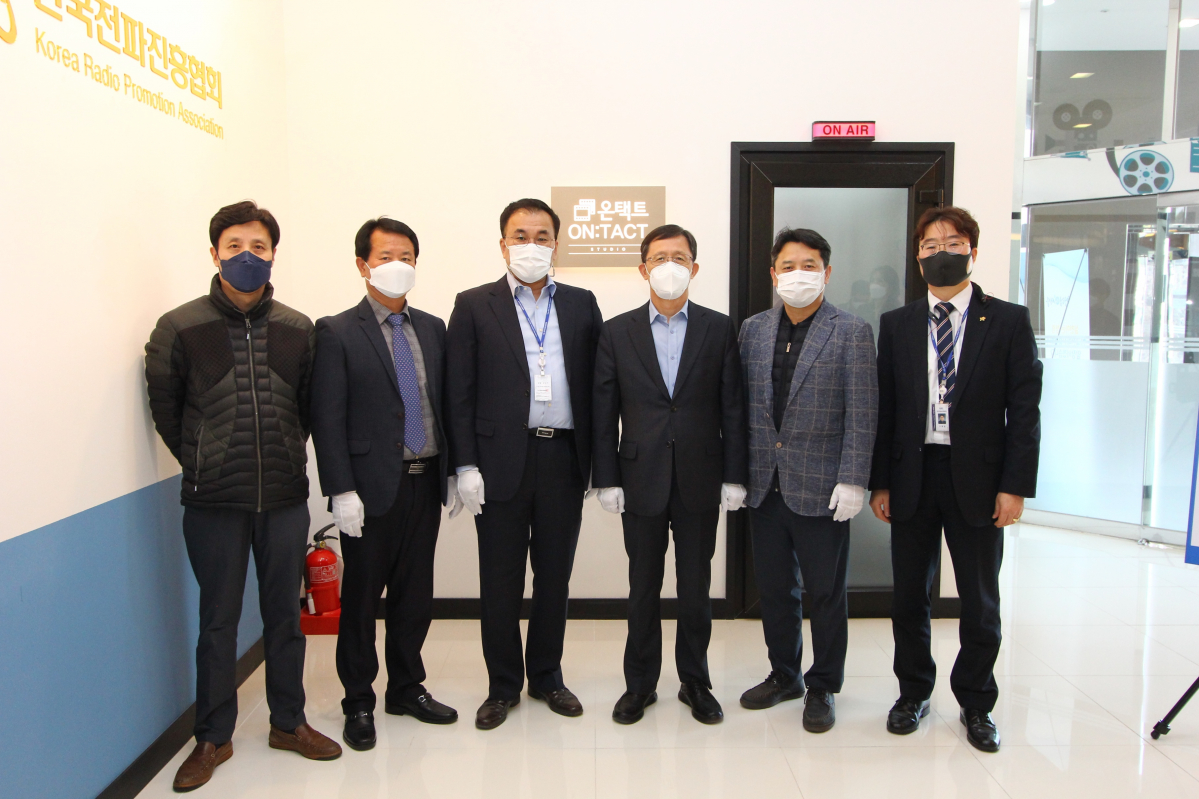 ▲6일 ‘온:택트(On:tact)’ 스튜디오 개소식 이후 천석기 전파방송통신교육원 원장(왼쪽 3번째), 정종기 한국전파진흥협회 상근부회장(왼쪽 4번째) 등이 기념촬영하고 있다. (사진제공=한국전파진흥협회)