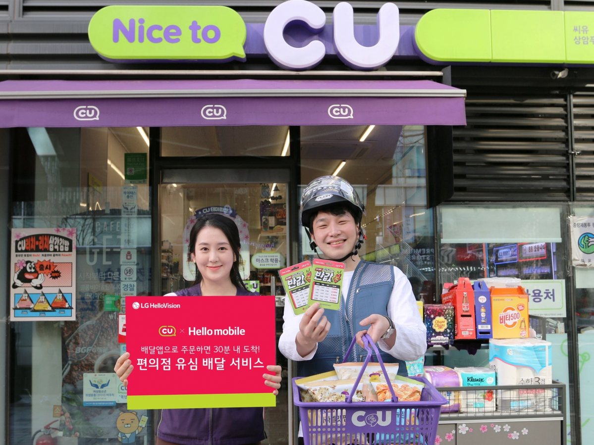 ▲LG헬로비전 관계자가 ‘유심 배달 서비스’를 홍보하고 있다. (사진제공=LG헬로비전)