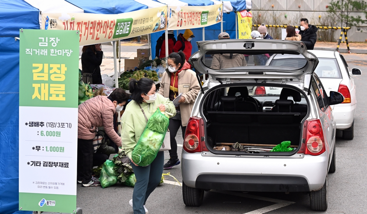 ▲직거래 장터'에서 시민들이 지역내 농산물로 만든 김장김치를 구입하고 있다. (뉴시스)