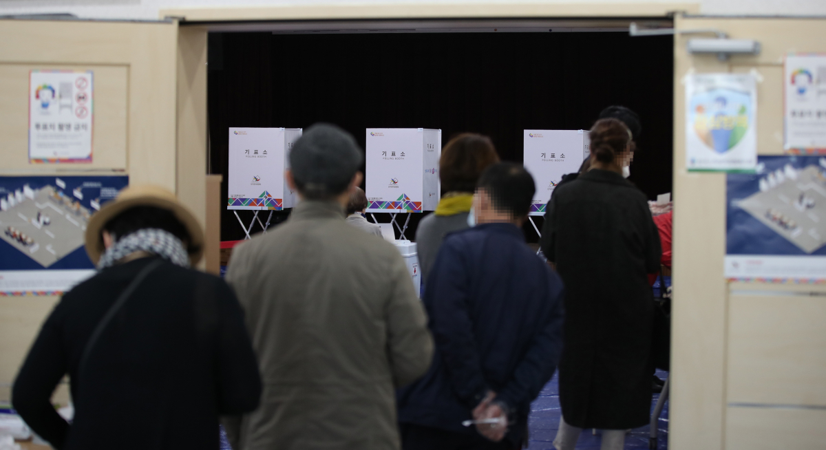 ▲서울시장 보궐선거일인 7일 오전 종로1234가동주민센터에 마련된 투표소에서 시민들이 투표하기 위해 줄을 서고 있다.  (연합뉴스)