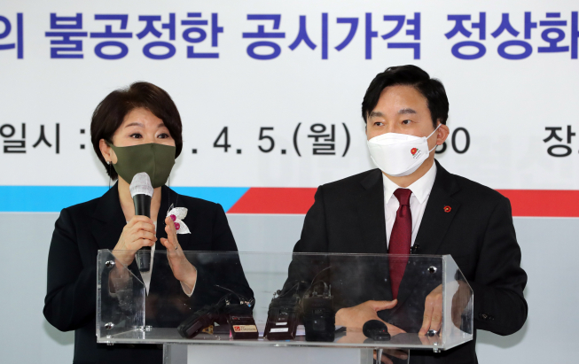 ▲조은희 서울 서초구청장(왼쪽)과 원희룡 제주특별자치도지사가 5일 오후 서울 여의도 국민의힘 중앙당사에서 '정부의 불공정 공시가격 정상화'를 위한 공동 기자회견을 하고 있다. (연합뉴스)