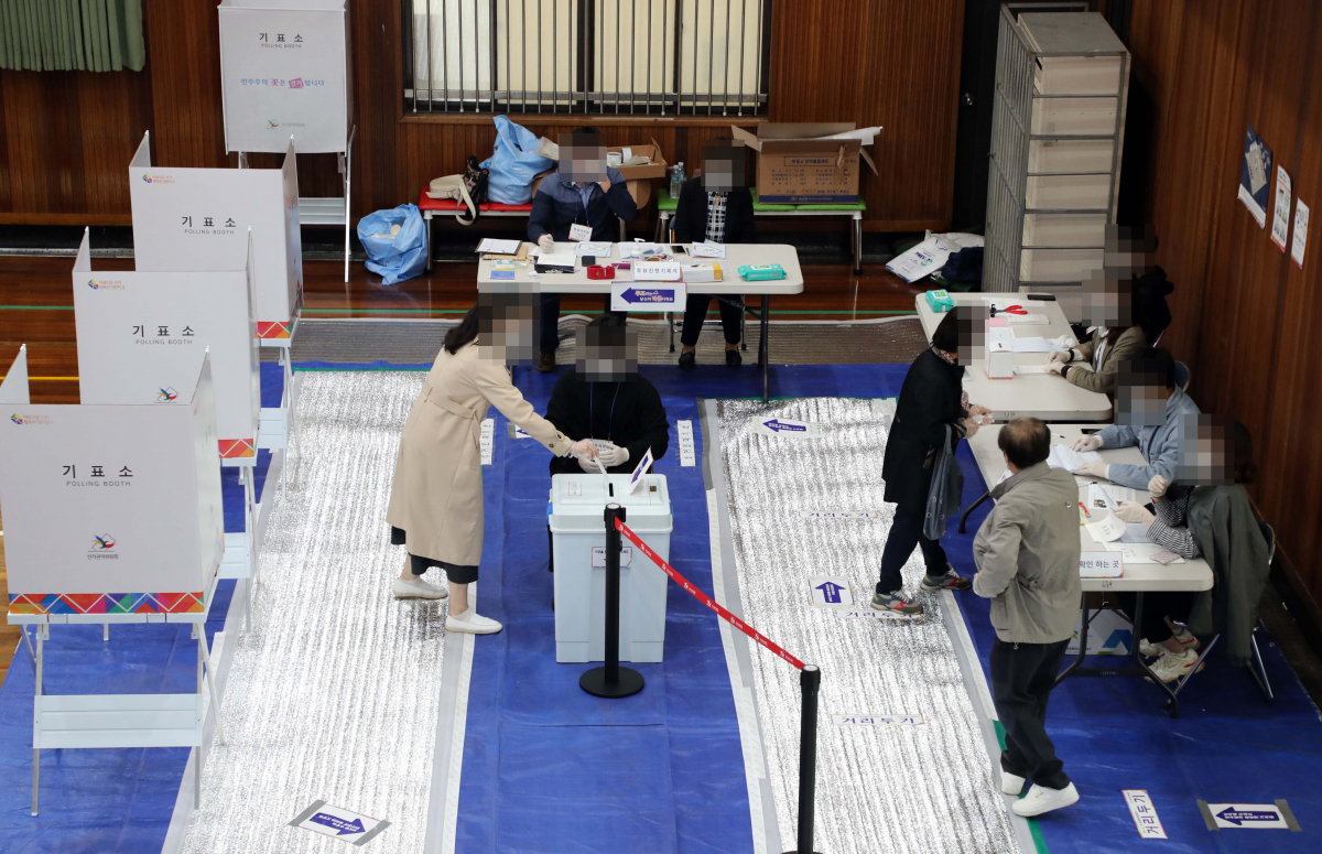 ▲부산시장 보궐선거일인 4월 7일 부산 서구 부경고등학교 실내체육관에 마련된 서대신 제3동 제2투표소를 찾은 유권자들이 투표를 하고 있다. (뉴시스)
