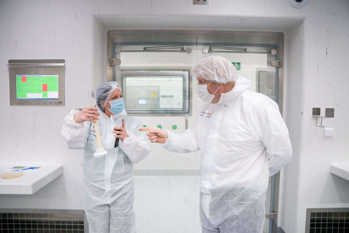 ▲보리스 존슨(오른쪽) 영국 총리가 6일(현지시간) 메이클즈필드에 있는 아스트라제네카(AZ)의 백신 공장을 방문해 방호복을 입은 채 직원과 대화하고 있다. 존슨 총리는 혈전 우려에 대해 “계속 접종하라는 것이 영국 보건당국의 권고”라고 말했다. 메이클즈필드/로이터연합뉴스