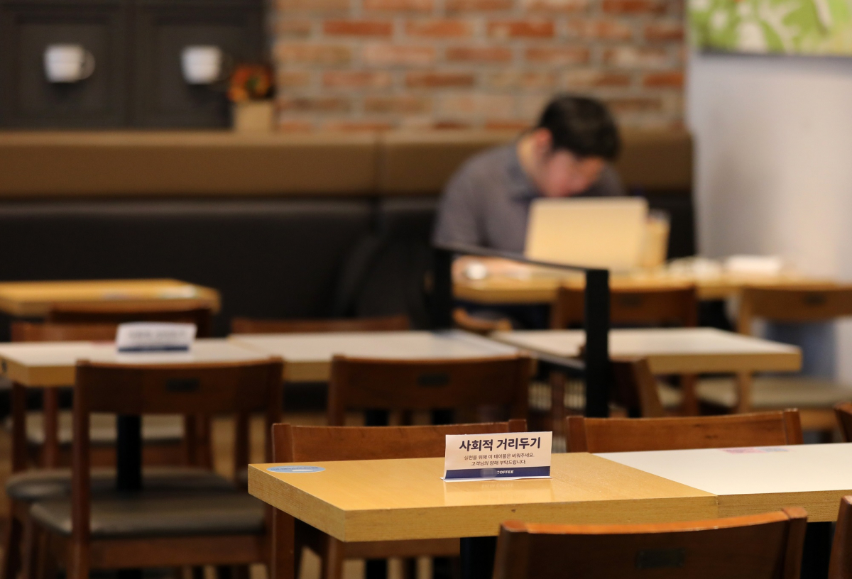 ▲5일 서울 서초구의 한 커피숍에 사회적 거리두기 안내문이 설치돼 있다. (뉴시스)