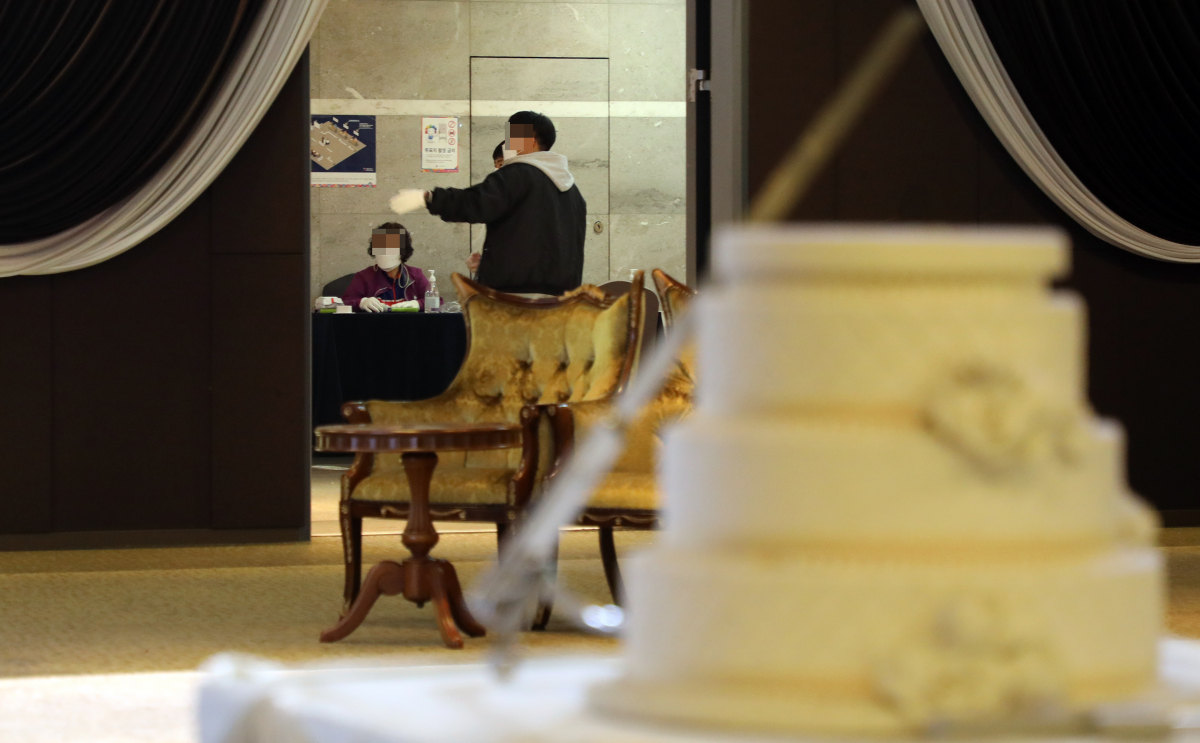 ▲4·7 재보궐 선거일인 7일 서울시 구로구 L컨벤션 투표소에 시민들이 들어가고 있다. (연합뉴스)