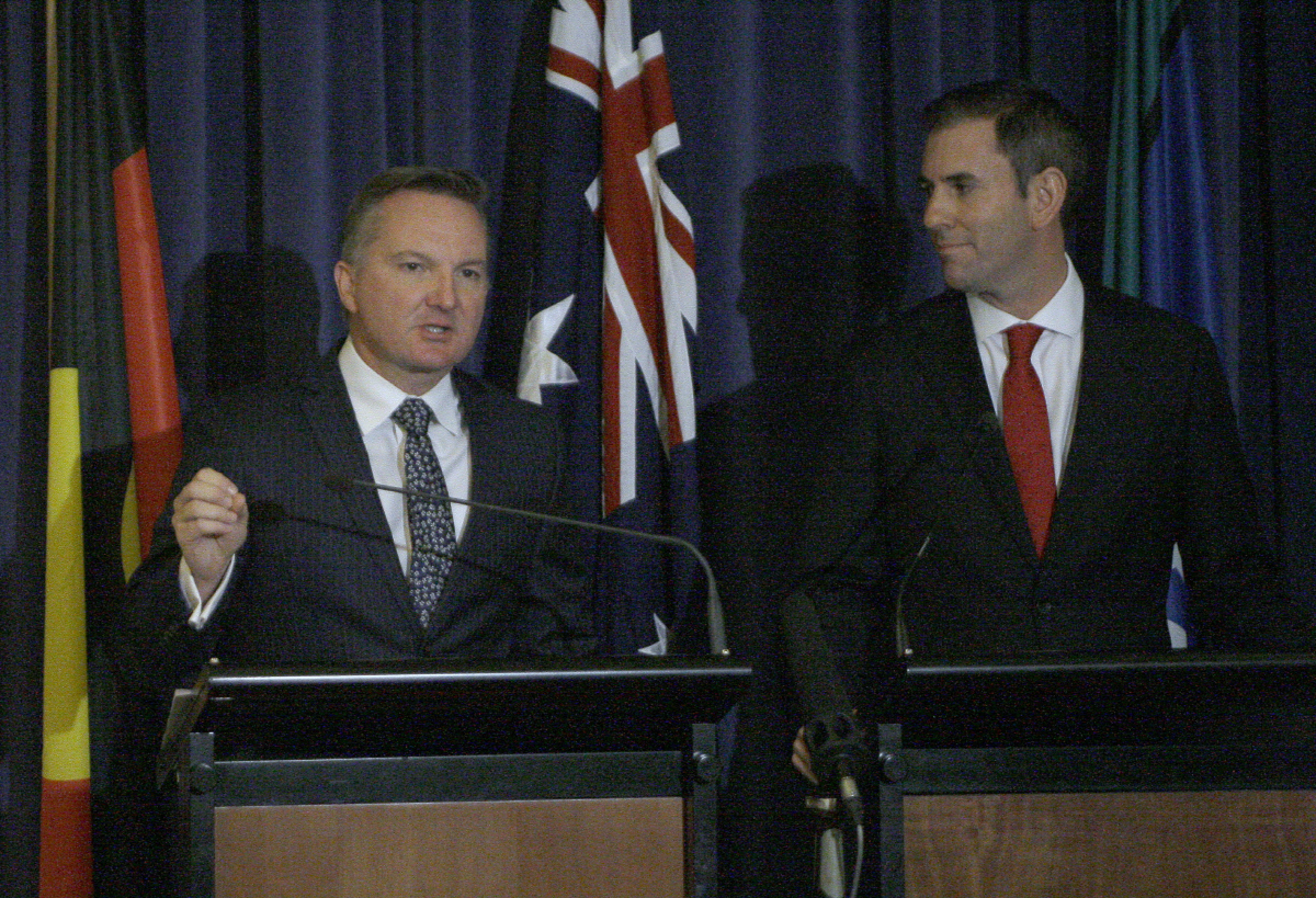 ▲2019년 5월 10일(현지시간) 짐 찰머스(오른쪽) 노동당 의원이 의회 브리핑실에서 같은 당 크리스 보웬 의원을 쳐다보고 있다. 캔버라/AP뉴시스
