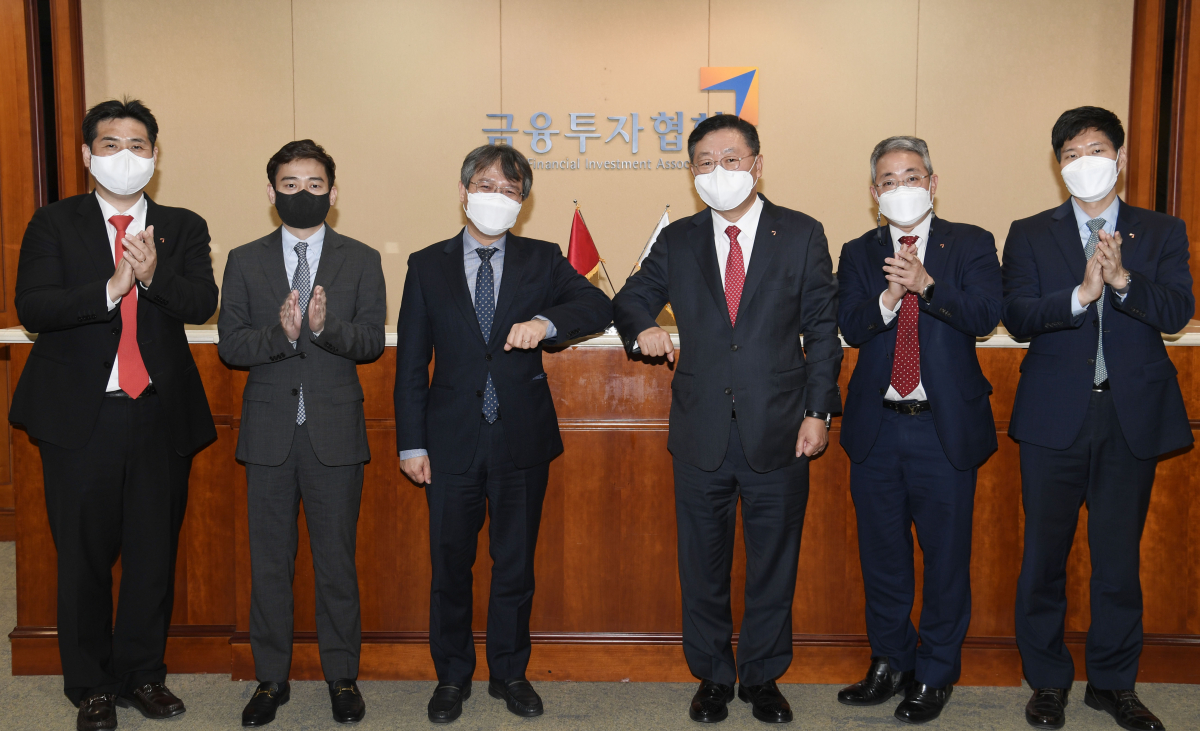 ▲나재철 금융투자협회 회장이 7일 서울 여의도 금투센터 회의실에서 응우옌 부 뚱 주한베트남 대사와 간담회를 가지고 양국의 금융투자 산업간 투자확대 및 협력방안에 대해 논의했다. (왼쪽부터) 금융투자협회 김한조 국제부 과장, 팜 비엣 뚜안(PHAM VIET TUNG) 주한 베트남 대사관 이등서기관, 응우옌 부 뚱(NGUYEN VU TUNG) 주한 베트남 대사, 나재철 금융투자협회장, 금융투자협회 김진억 전략기획본부장, 금융투자협회 한재영 국제부장. (사진제공=금융투자협회)